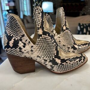 Coconuts Matisse Python bootie. 6.5